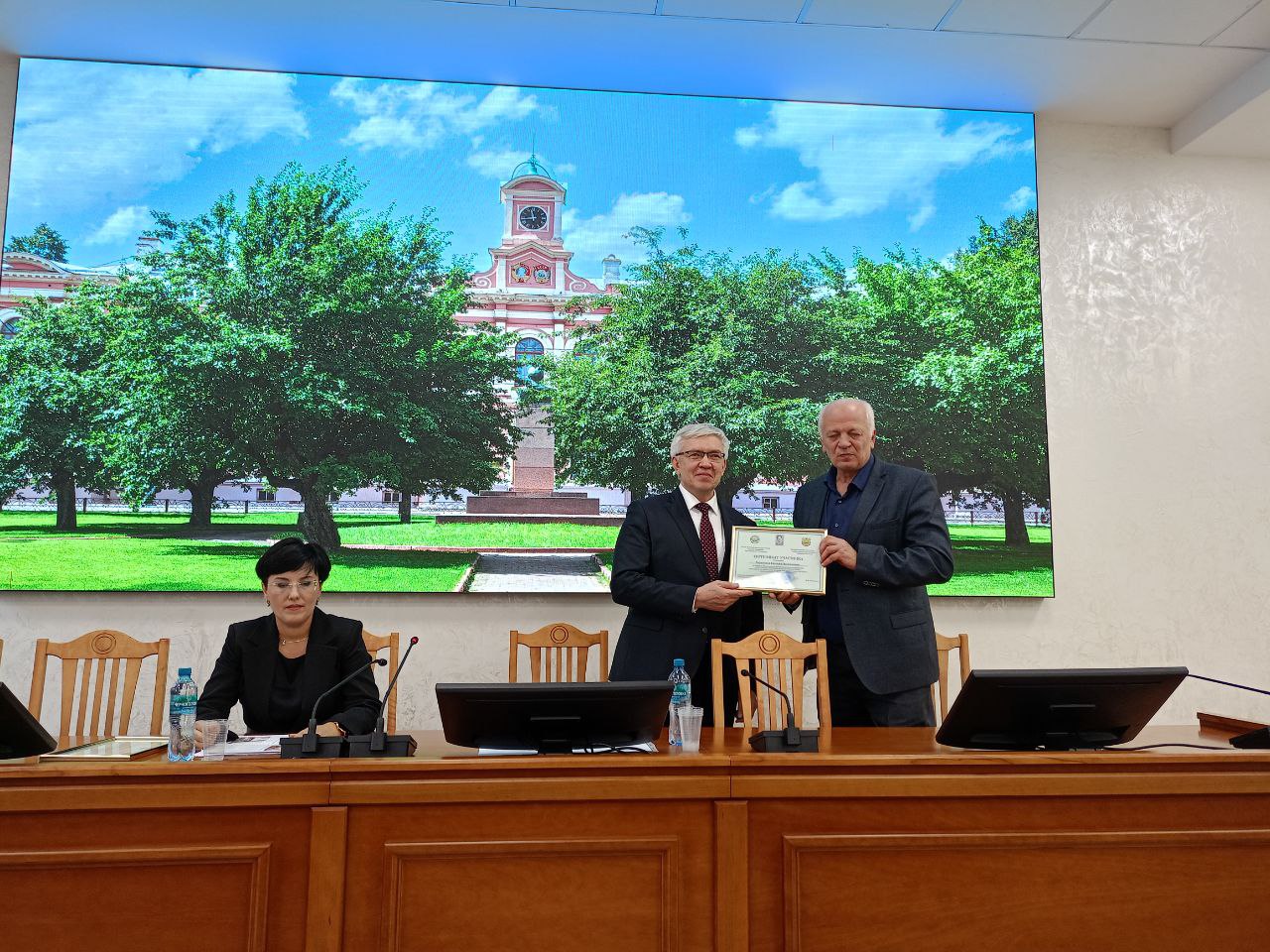 photo 5219756540783430487 y